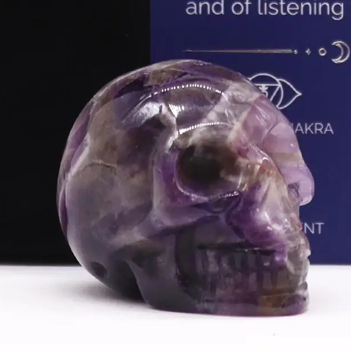 Edelstein-Totenkopf Amethyst – Nahaufnahme der Steinmaserung