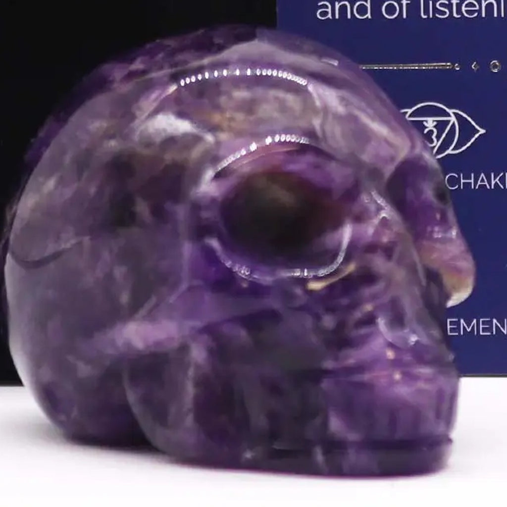 Edelstein-Totenkopf Amethyst, groß – Nahaufnahme der Steinmaserung