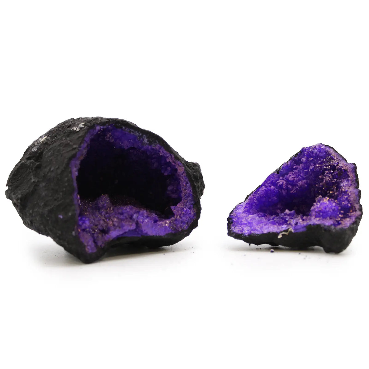 Calcit-Geode gefärbt – Schwarzgestein, Violett – Aufgebrochene Geode in dunklem Muttergestein, violett eingefärbt