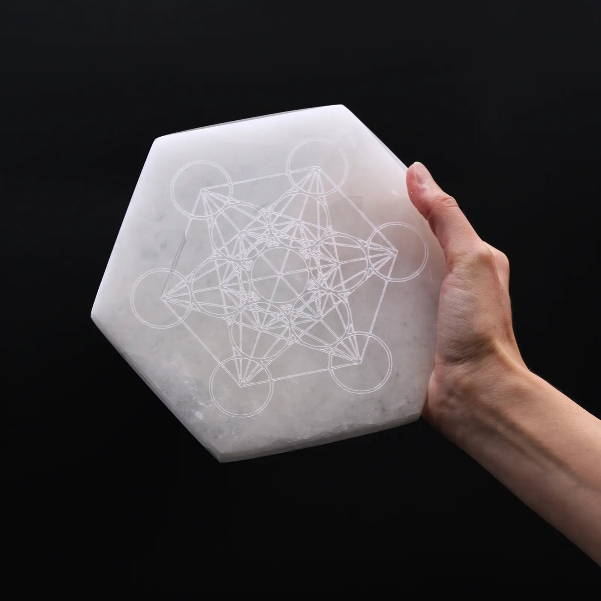 Sechseckige Selenit-Ladeplatte mit graviertem Muster, 18 cm