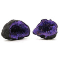 Calcit-Geode gefärbt – Schwarzgestein, Blau – Aufgebrochene Geode in dunklem Muttergestein, blau eingefärbt