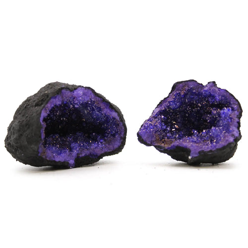 Calcit-Geode gefärbt – Schwarzgestein, Blau – Aufgebrochene Geode in dunklem Muttergestein, blau eingefärbt