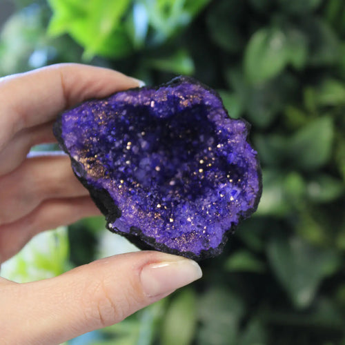 Calcit-Geode gefärbt – Schwarzgestein, Blau – Ansicht 2