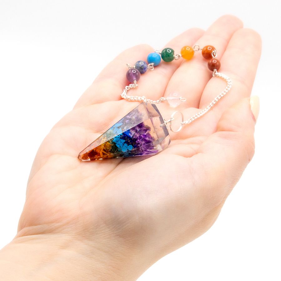 Orgonit-Pendel an einer Kette mit Chakra-Perlen: Chakra-Farben – Ansicht 2