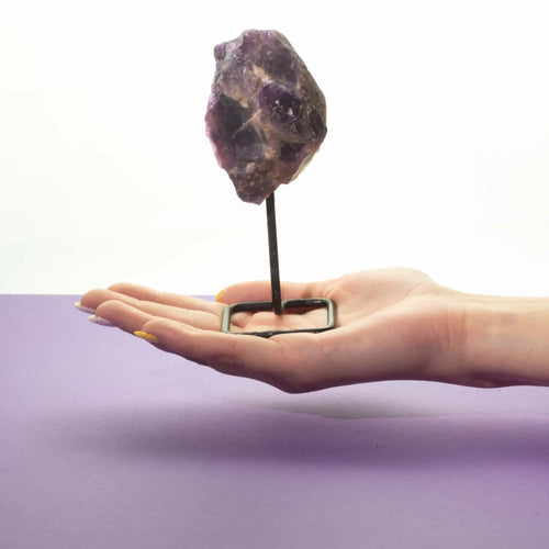 Rohstufe Amethyst auf schwarzem Metallständer, ca. 13 cm hoch