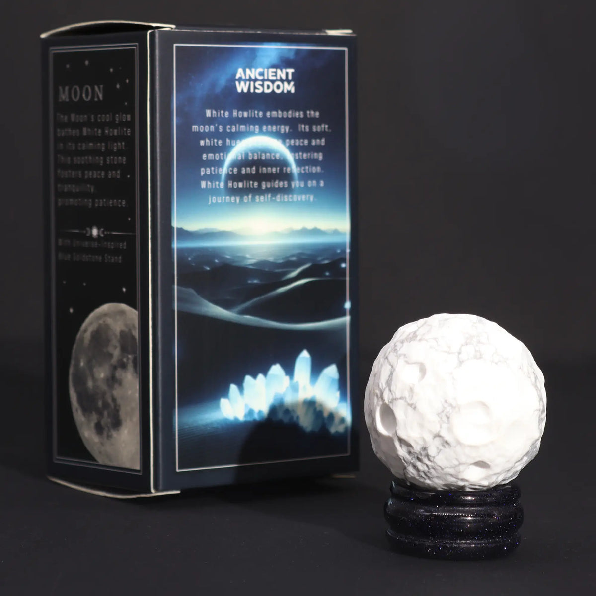 Edelstein-Planet Weißer Howlith – Mond – polierte Kugel 40 mm auf Goldfluss-Sockel