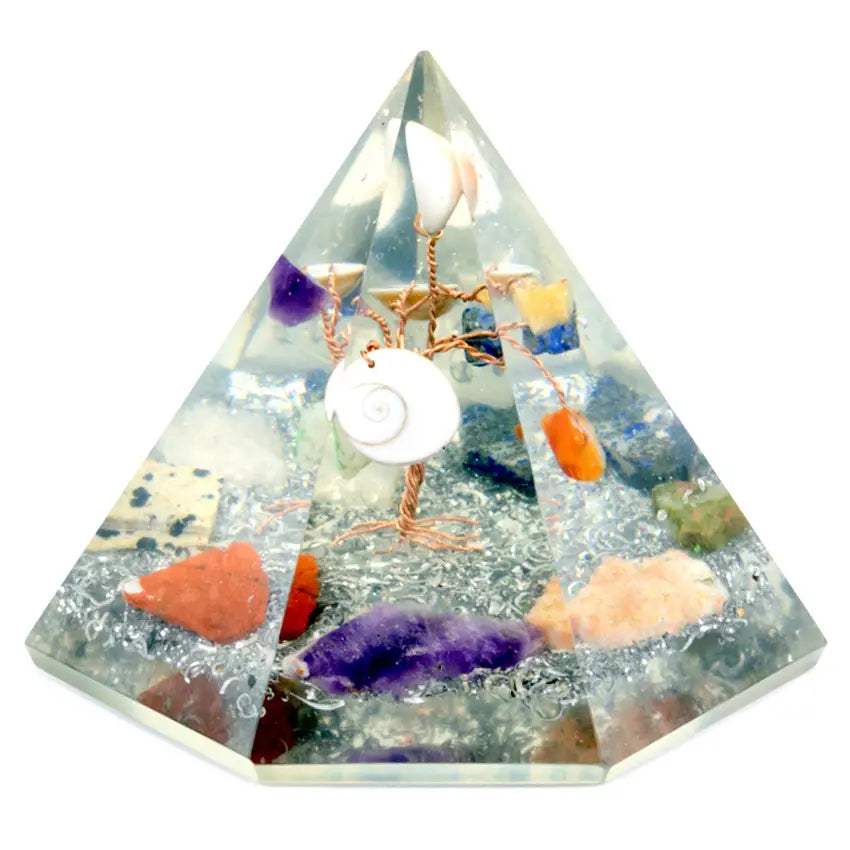 Orgonit-Pyramide siebenseitig – Edelsteinbaum, 90 mm – Siebenseitige Orgonit-Pyramide mit eingelegtem Edelsteinbaum