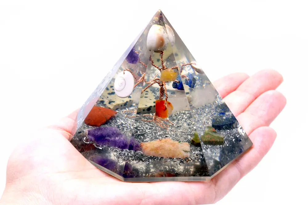Orgonit-Pyramide siebenseitig – Edelsteinbaum, 90 mm – Ansicht 2