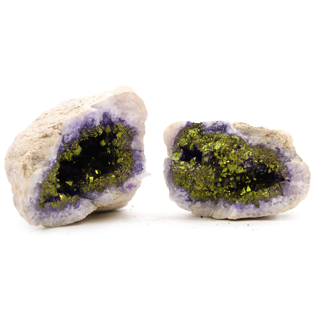 Calcit-Geode gefärbt – Violett und Gold – Aufgebrochene Calcit-Geode, violett eingefärbt mit goldfarbener Kante