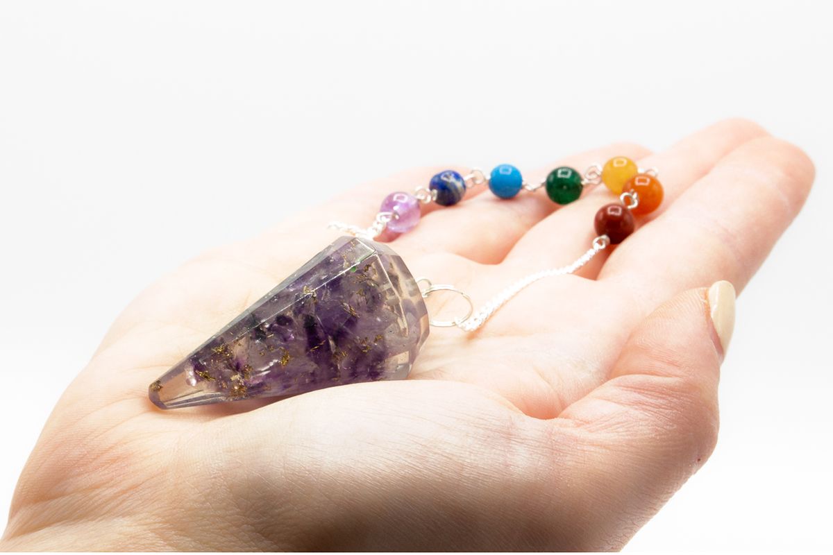 Orgonit-Pendel an einer Kette mit Chakra-Perlen: Amethyst