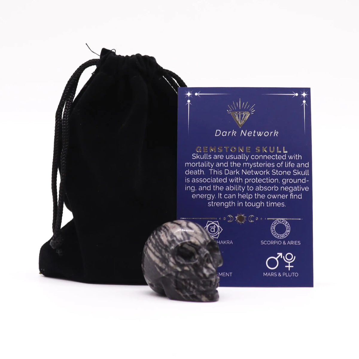 Edelstein-Totenkopf aus dunklem Netzstein, 40 × 30 × 28 mm, mit schwarzem Samtbeutel