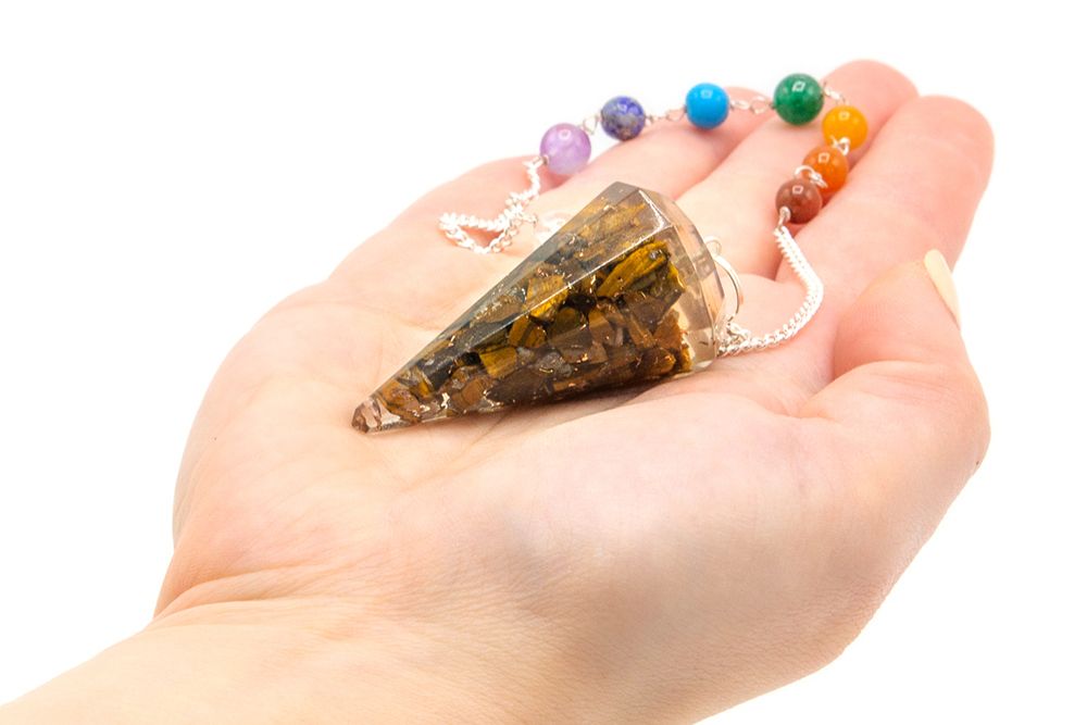 Orgonit-Pendel an einer Kette mit Chakra-Perlen: Tigerauge – Ansicht 2