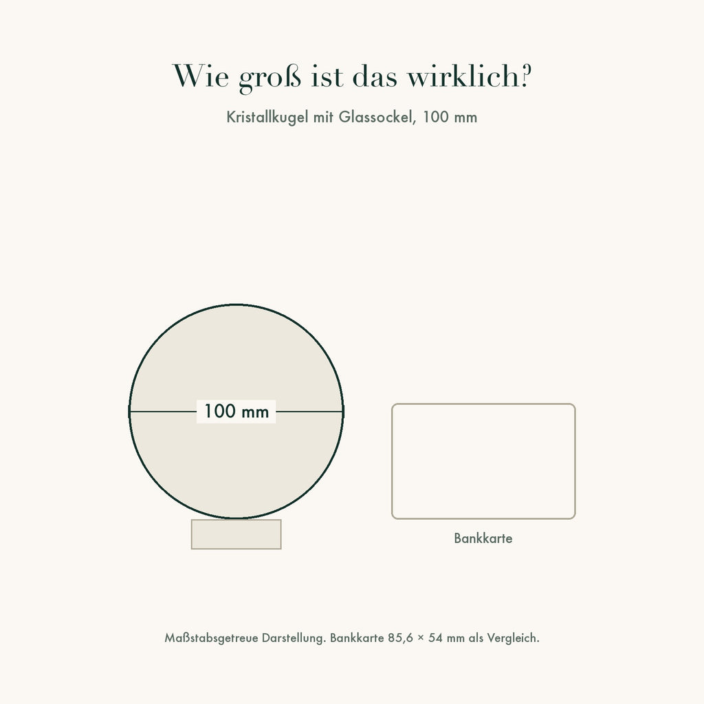 Größenvergleich: Kristallkugel 100 mm neben einer Bankkarte, maßstabsgetreu