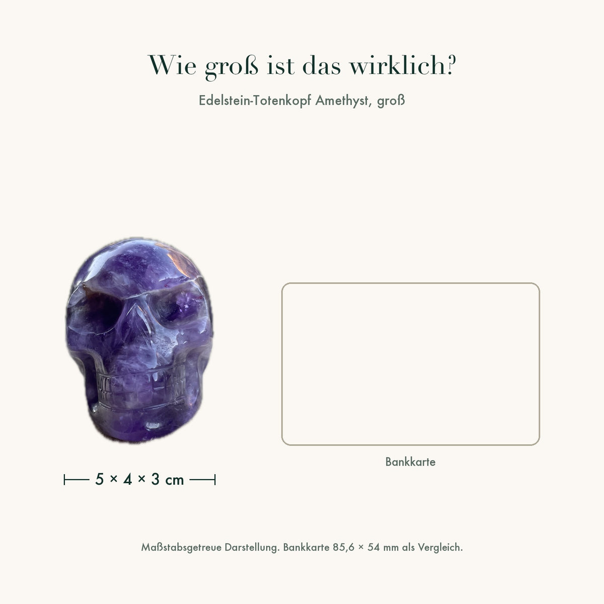 Größenvergleich: Edelstein-Totenkopf Amethyst groß neben einer Bankkarte, maßstabsgetreu