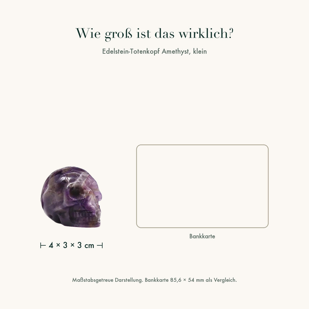 Größenvergleich: Edelstein-Totenkopf Amethyst klein neben einer Bankkarte, maßstabsgetreu