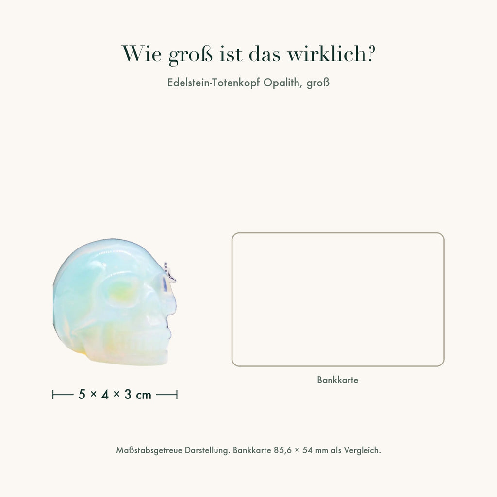 Größenvergleich: Edelstein-Totenkopf Opalith groß neben einer Bankkarte, maßstabsgetreu