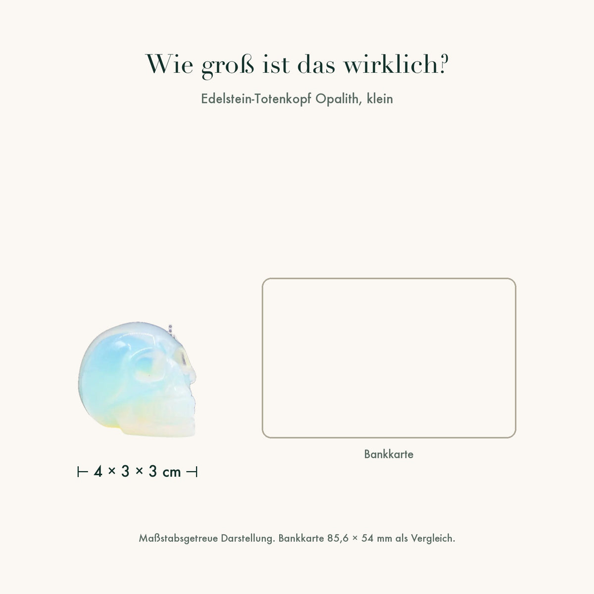 Größenvergleich: Edelstein-Totenkopf Opalith klein neben einer Bankkarte, maßstabsgetreu